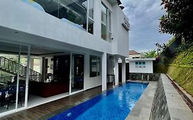Platinum Yellow Bandung Villa 24 Pax Private Pool